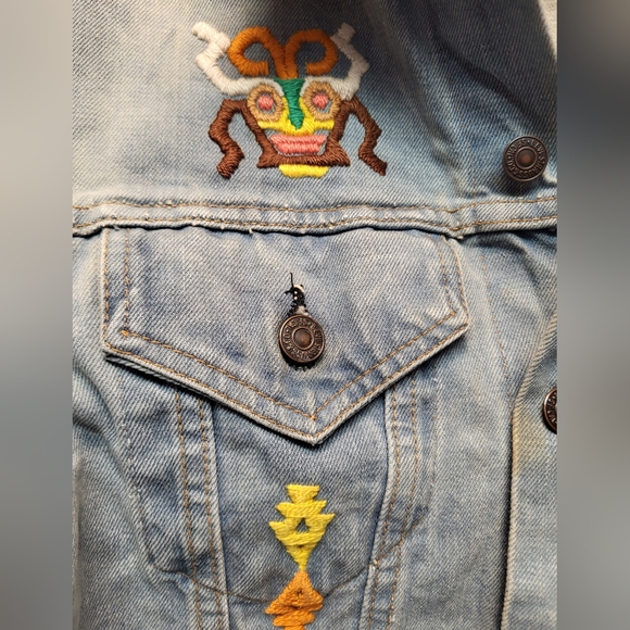 Vintage Levi's Mens Light Blue Denim Jacket w/ Southwestern Embroidery - Size 40 - Picture 5 of 10